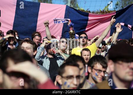 Fans des FC Dulwich Hamlet auf den Terrassen bei einem Spiel auf ihrem Champion Hill-Gelände in East Dulwich im Südosten Londons, England, Großbritannien, Stockfoto