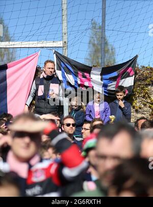 Fans des FC Dulwich Hamlet auf den Terrassen bei einem Spiel auf ihrem Champion Hill-Gelände in East Dulwich im Südosten Londons, England, Großbritannien, Stockfoto