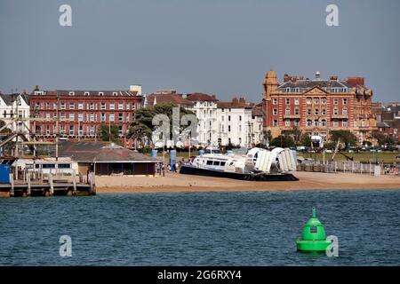 Hovercraft „Solent Flyer“ an Land in Southsea, Portsmouth, Hampshire, England Stockfoto