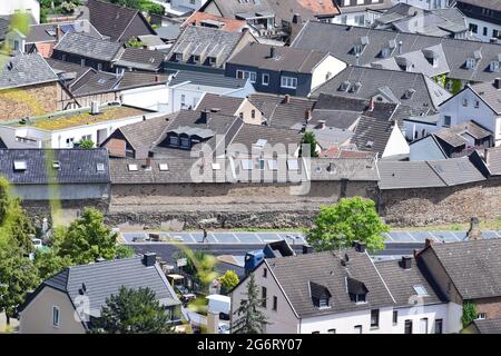 Luftaufnahme zur Altstadt Ahrweiler mit dem Ring der Stadtmauer Stockfoto