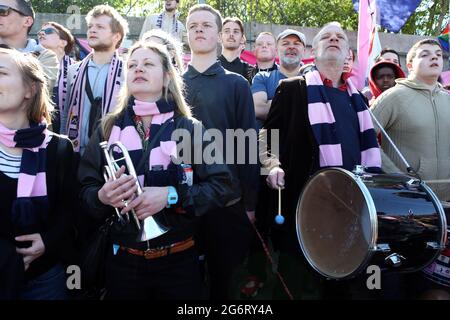 Fans des FC Dulwich Hamlet auf den Terrassen bei einem Spiel auf ihrem Champion Hill-Gelände in East Dulwich im Südosten Londons, England, Großbritannien, Stockfoto