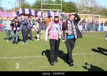 Fans des FC Dulwich Hamlet auf dem Platz auf ihrem Champion Hill-Gelände in East Dulwich im Südosten Londons, England, Großbritannien, Stockfoto