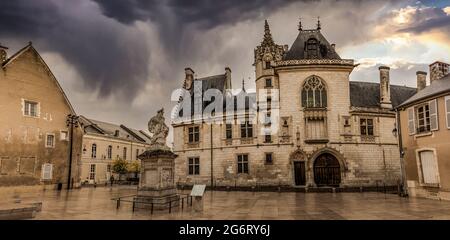 Panoramablick auf den Jacques Coeur Palast in Bourges Stockfoto