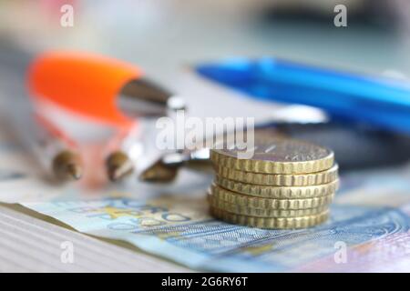 Die Versammlung genehmigt den Abschluss. Oben Detail Business View, Stift, Euro-Münzen, Schreibtisch, Finanzierungskonzept. Stockfoto