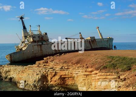 Paphos, Zypern - 11. Januar 2020: Schiffswrack bei Paphos, Zypern. Vater und Sohn suchen zu versenden Stockfoto