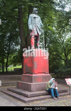 Wieder einmal wurde das Bismarck-Denkmal im Schleepark in Altona komplett verändert. Kritik an Deutschlands Kolonialpolitik.. Stockfoto