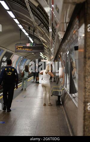 Menschen, die im Juli 2021 auf dem Bahnsteig auf eine U-Bahn an der U-Bahnstation St. Paul's warten Stockfoto