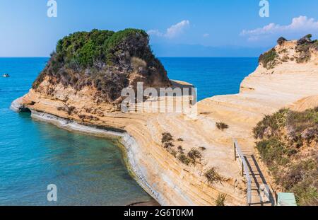 Korfu, Griechenland. Canal d'Amour mit wunderschöner Felsküste in Sidari, Insel Korfu. Stockfoto