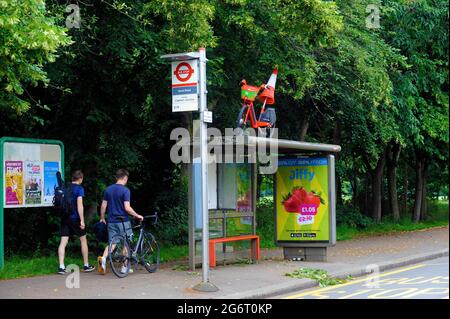 London, Großbritannien. Juli 2021. Limettenverleih Fahrrad links auf Bus Stand in Wandsworth Common nach der Nacht der Euro-Fußball-Sieg Feiern nach England schlagen Dänemark in Wembley. Kredit: JOHNNY ARMSTEAD/Alamy Live Nachrichten Stockfoto