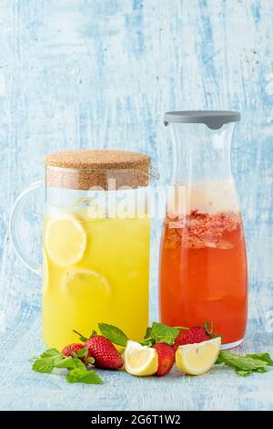 Erfrischende Limonade mit Zitrone, Erdbeere und Minze auf blauem Hintergrund Stockfoto