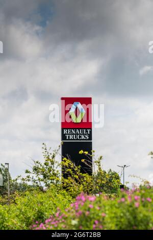 Paris, Frankreich - 07-08-2021 : Tagesansicht offizielles Renault Trucks Händlerschild Renault ist ein französischer multinationaler Automobilhersteller Stockfoto