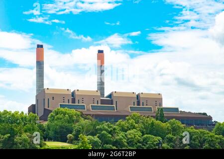 Huntly Power Station, das größte thermische Kraftwerk in Neuseeland, das mit Kohle und Gas betrieben wird. Aufgenommen vom Waikato River, Huntly, Neuseeland o Stockfoto