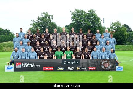 08. Juli 2021, Hamburg: Fußball: 2. Bundesliga, Fotosession FC St. Pauli für die Saison 2021/22: (Hintere Reihe von links): Physiotherapeut Alexander Blase, Leart Paqarada, Guido Burgstaller, Philipp Ziereis, Jakov Medic, Simon Makienok, Igor Matanovic, Eric Smith, James Lawrence, Team Manager Jonas Woemmel, Sportpsychologe Christian Spreckels (3. Reihe von links) Physiotherapeut Dominik Koerner, Christopher Avevor, Luca-Milan Zander, Luk Daschner, Jackson Irvineido, Jackson Irvine Zander. Reihe v.l.) Physiotherapeut Dominik Koerner, Physiotherapeut James Morgan, Christopher Avevor, Luca-Milan Stockfoto