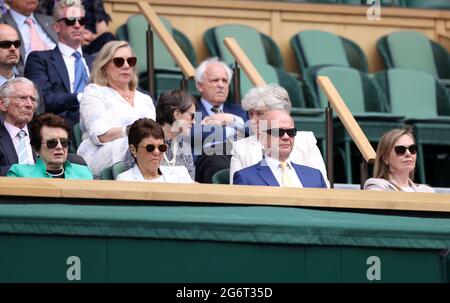 Billie Jean King (links) mit Partnerin Ilana Kloss neben William Hague und Frau Ffion Hague in der Royal Box am Centre Court am 10. Tag von Wimbledon im All England Lawn Tennis and Croquet Club in Wimbledon. Bilddatum: Donnerstag, 8. Juli 2021. Stockfoto