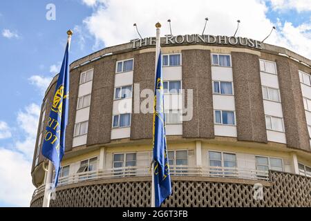 Bournemouth, England - 2021. Juni: Flaggen vor dem Roundhouse Hotel in Bournemouth. Das Hotel wird von Britannia Hotels betrieben. Stockfoto
