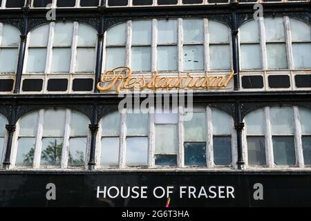 Bournemouth, England - Juni 2021: Außenansicht der Vorderseite des ehemaligen Kaufhauses House of Fraser im Stadtzentrum. Stockfoto