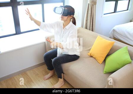 Frau, die die vr Brille trägt Stockfoto