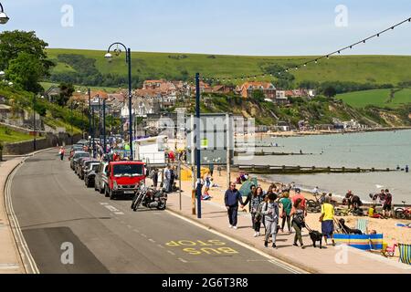 Swanage, England - Juni 2021: Menschen, die in Swanage entlang der Küste spazieren. Stockfoto