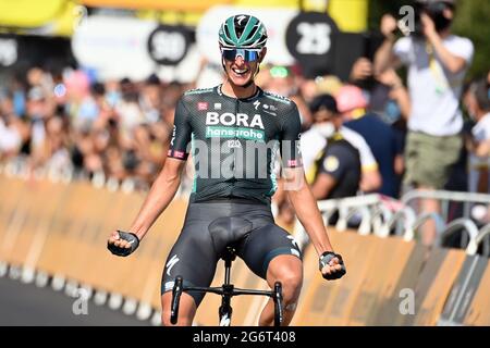 Der Deutsche Nils Politt von Bora-Hansgrohe feiert, als er die Ziellinie überquert, um die Etappe 12 der 108. Auflage des Radrennens der Tour de France zu gewinnen, Stockfoto