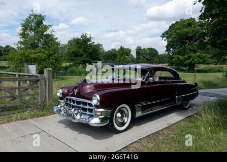 Ein Maroon, 1949, Cadillac Coupe De Ville, wird auf der London Classic Car Show 2021 vorgeführt Stockfoto