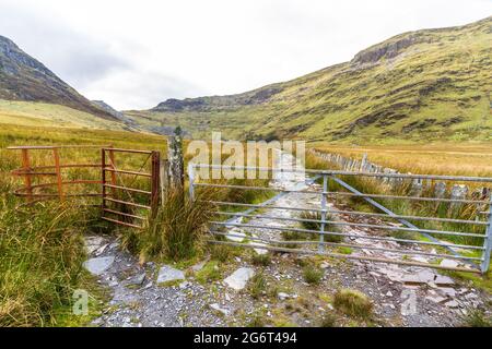 Blick vom Tor und Stile bis zum hängenden Tal cwmorthin. Bleneau Ffestiniog, Snowdonia, Nordwales, Weitwinkel. Stockfoto