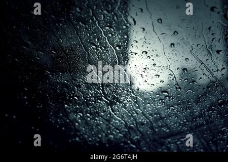 Wassertropfen auf Autoglas, Regen und Sturm, Hintergrundstruktur Stockfoto