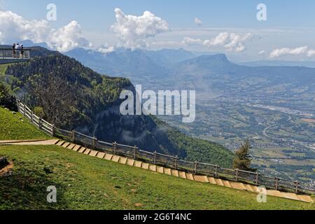 Berge und Wolken vom Revard-Gipfel Stockfoto