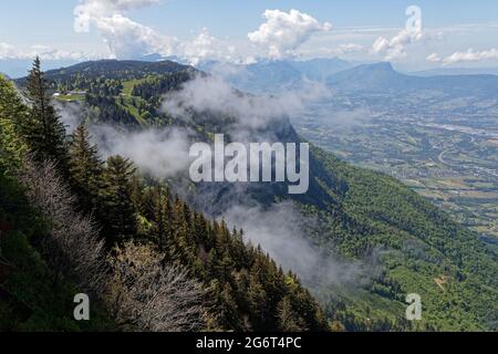 Berge und Wolken vom Revard-Gipfel Stockfoto