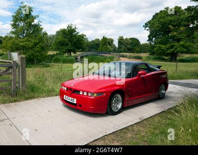 Ein Red, 1990, Alfa Romeo SZ ES30, wird auf der London Classic Car Show 2021 vorgeführt Stockfoto