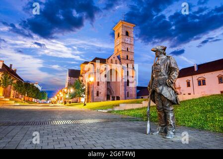 Alba Iulia, Rumänien. Nachtszene mit einer ummauerten mittelalterlichen Stadt, einer katholischen Kathedrale, einer berühmten Sehenswürdigkeit in Siebenbürgen. Stockfoto