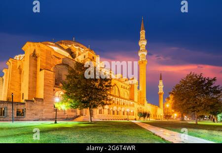 Istanbul, Türkei. Nachtszene mit Suleymaniye, der osmanischen kaiserlichen Moschee in Konstantinopel, der größten Moschee der Stadt. Stockfoto