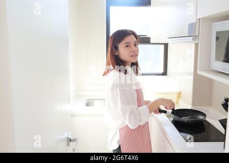 Asiatische Frau macht die Hausarbeit Stockfoto