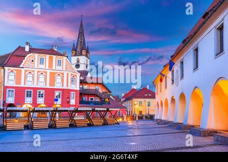 Sibiu, Siebenbürgen. Evangelische Kathedrale und Liar's Bridge verbindet den kleinen Platz mit dem Huet-Platz, der mittelalterlichen sächsischen Stadt Sibiu, Rumänien. Stockfoto