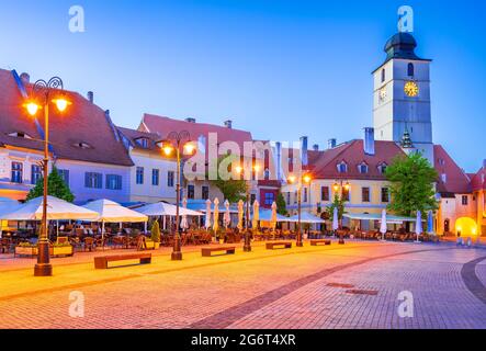 Sibiu, Rumänien. Dämmerungsbild des Rathausturms auf dem kleinen Platz, sächsische Sicht auf Siebenbürgen. Stockfoto