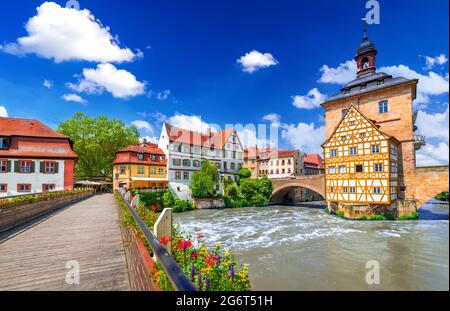 Bamberg, Deutschland. Fachwerkstädtchen und Regnitz, alte Gebäude und von Blumen geschmückte Brücke, Bayern, Franken. Stockfoto