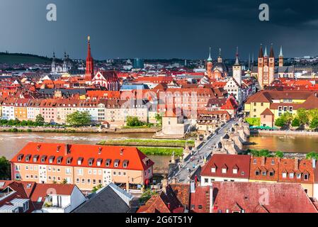 Würzburg, Deutschland. Luftaufnahme erstaunliches Sturmlicht auf der Altstadt, Teil der Romantischen Straße, Franken, Bayern, Deutschland Stockfoto