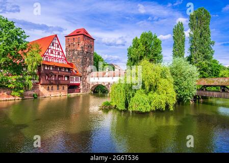 Nürnberg, Deutschland. Farbenfrohe und malerische Aussicht auf die alten Fachwerkhäuser am Ufer der Pegnitz. Touristische Attraktionen in Franken Stockfoto