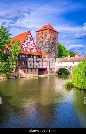 Nürnberg, Deutschland. Farbenfrohe und malerische Aussicht auf die alten Fachwerkhäuser am Ufer der Pegnitz, Maxbrucke-Brücke. Reisen Sie landmar Stockfoto