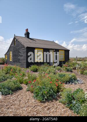 Prospect Cottage eine umgebaute viktorianische Fischerhütte und ein Kiesstrand in Dungeness, Kent England UK Sommer 2021 - Derek Jarmans Haus Stockfoto