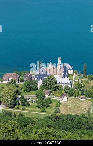 AIX-LES-BAINS, FRANKREICH, 4. Juni 2021 : Außenansicht der Abtei Hautecombe am Ufer des Bourget-Sees Stockfoto