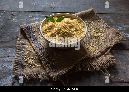 Nahaufnahme des Foodhintergrunds von Monddal oder gelben Linsen. Selektiver Fokus. Stockfoto