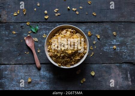 Blick von oben auf trockene Cornflakes in einer Schüssel. Stockfoto