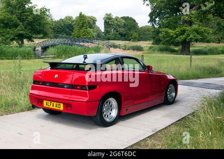 Ein Red, 1990, Alfa Romeo SZ ES30, wird auf der London Classic Car Show 2021 vorgeführt Stockfoto