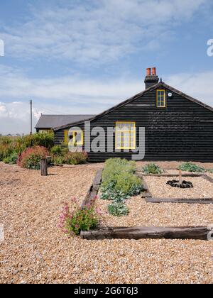 Prospect Cottage eine viktorianische Fischerhütte und ein Kiesstrand an der Küste in Dungeness, Kent England Sommer 2021 - Derek Jarmans Haus Stockfoto