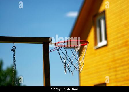 Basketballkorb in der Nähe des Dorfhauses, im Sommer Stockfoto