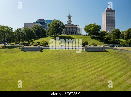 Luftdrohnenansicht des Tennessee State Capitol Building in Nashville mit dem Geschäftsviertel Stockfoto