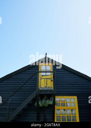 Prospect Cottage ein viktorianisches Fischerhaus Detail und Himmel in Dungeness, Kent England Sommer 2021 - Derek Jarmans Haus - Holzarchitektur Stockfoto