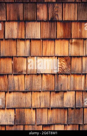 Abstrakter Hintergrund von Holzschindeln an der Seite eines Gebäudes in Steveston British Columbia, Kanada Stockfoto