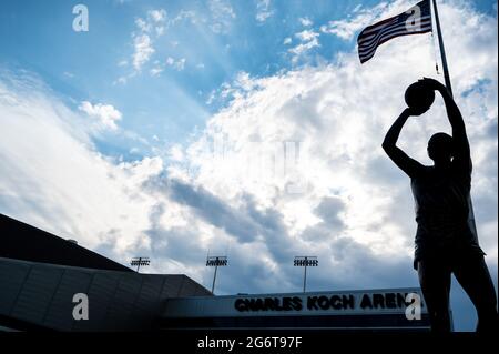 Wichita, Kansas, USA: 6-2021: Statue vor der Charles Koch Arena auf dem zentralen Campus der Wichita State University, wo die Shocker spielen Stockfoto