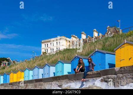 Bunte Strandhütten am Castle Beach an einem warmen, sonnigen Tag in Falmouth, Cornwall, Großbritannien, im Juni Stockfoto